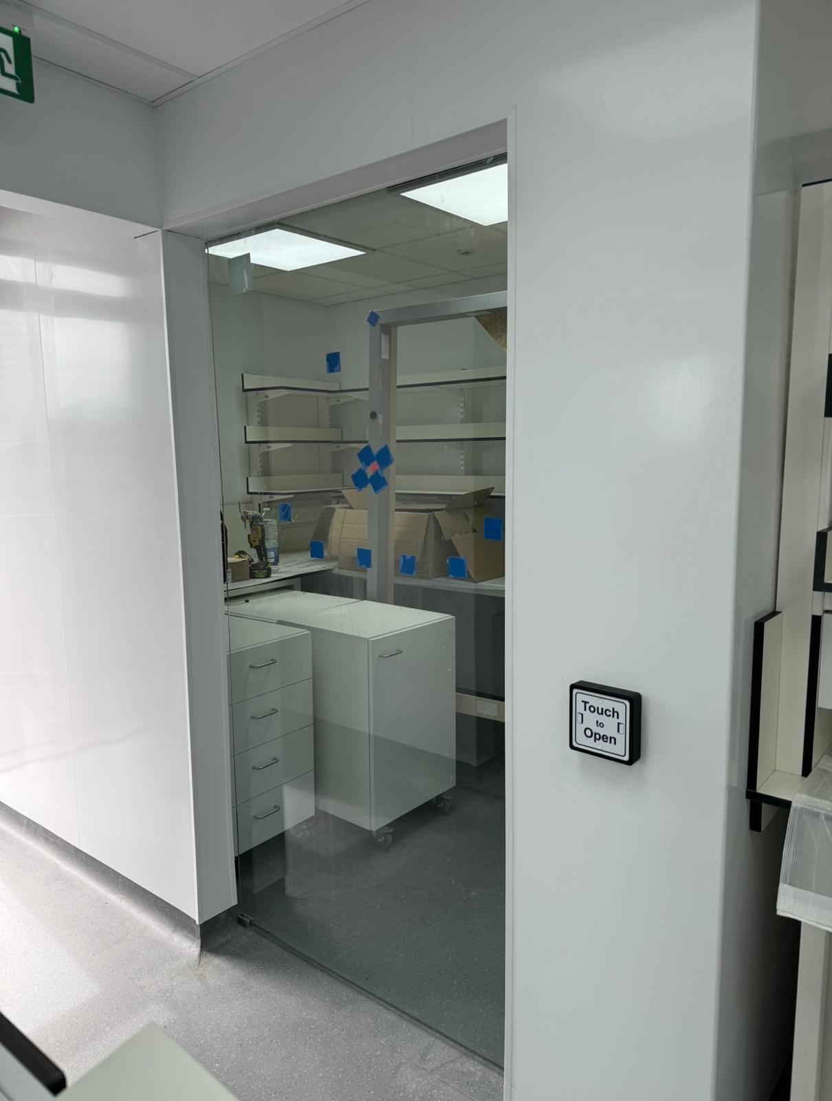 Interior view of a room served by an automatic door installation